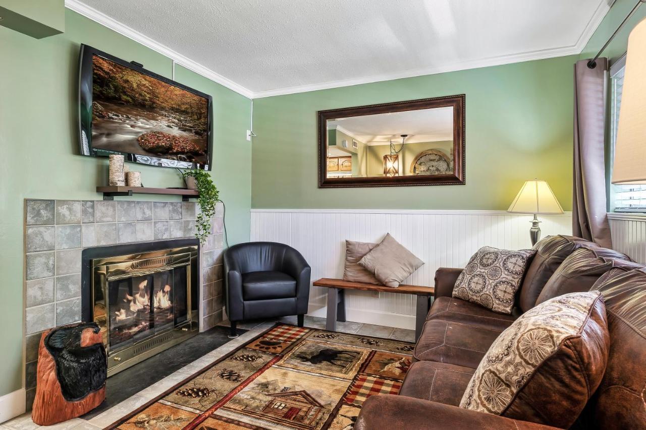 Lovely Condo W/ Indoor Pool *Only Steps To Parkway Gatlinburg Buitenkant foto