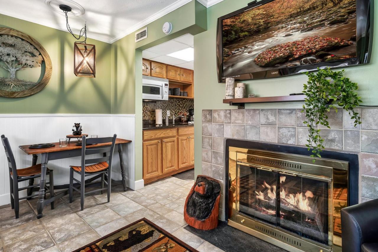 Lovely Condo W/ Indoor Pool *Only Steps To Parkway Gatlinburg Buitenkant foto