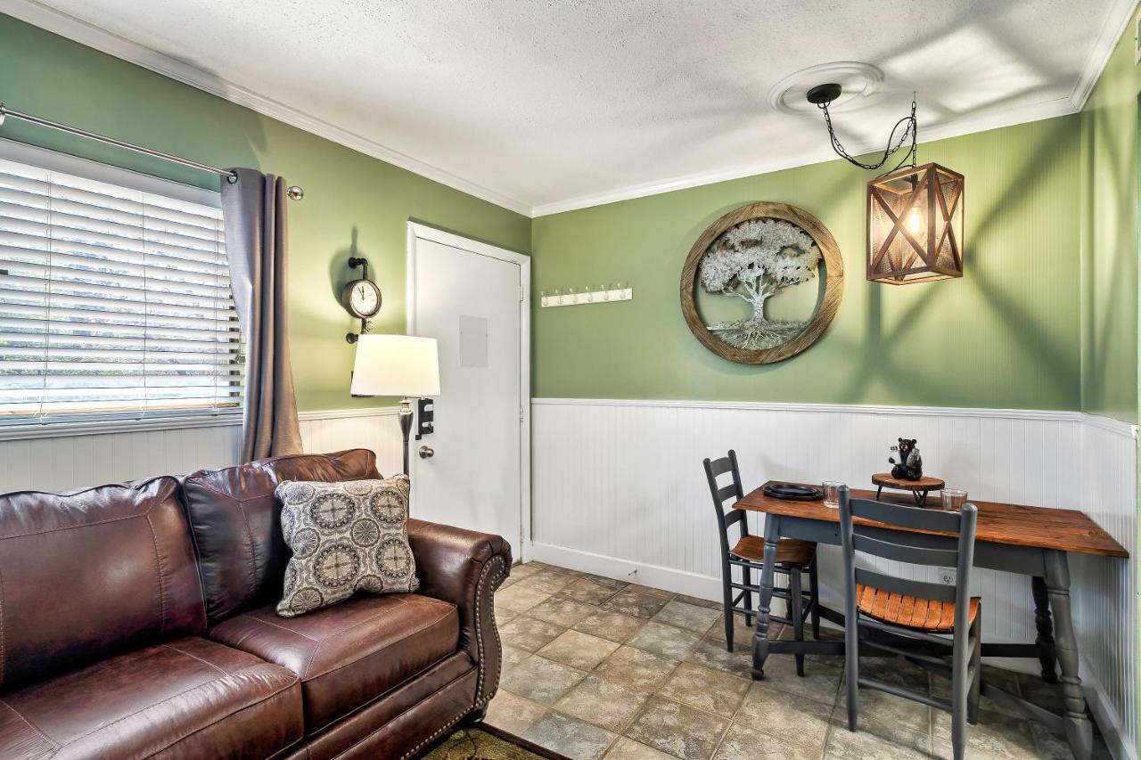 Lovely Condo W/ Indoor Pool *Only Steps To Parkway Gatlinburg Buitenkant foto