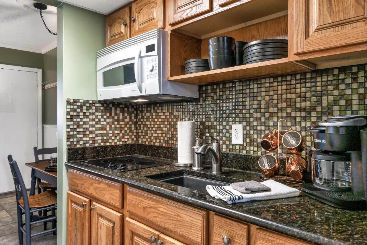 Lovely Condo W/ Indoor Pool *Only Steps To Parkway Gatlinburg Buitenkant foto