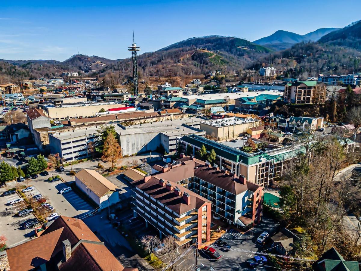 Lovely Condo W/ Indoor Pool *Only Steps To Parkway Gatlinburg Buitenkant foto