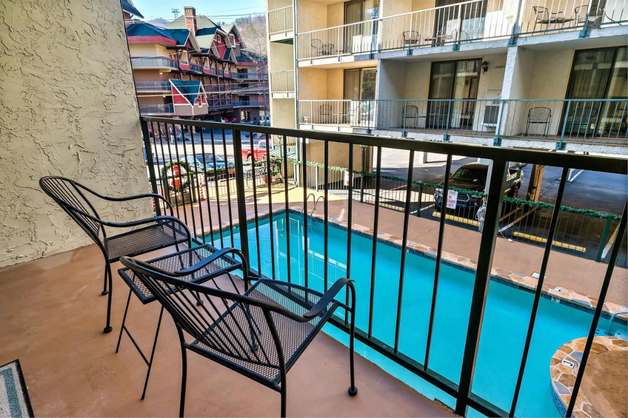Lovely Condo W/ Indoor Pool *Only Steps To Parkway Gatlinburg Buitenkant foto