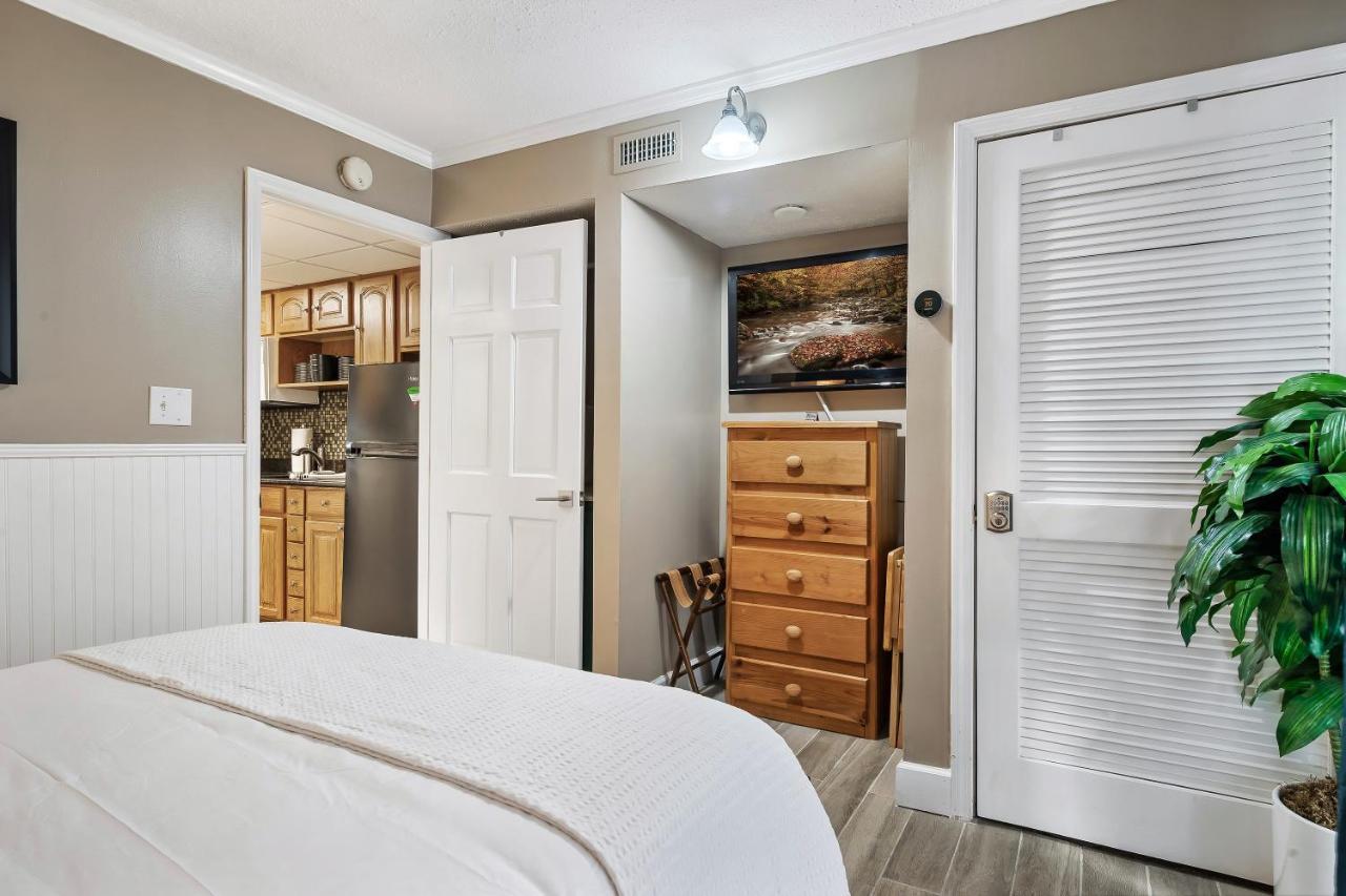 Lovely Condo W/ Indoor Pool *Only Steps To Parkway Gatlinburg Buitenkant foto