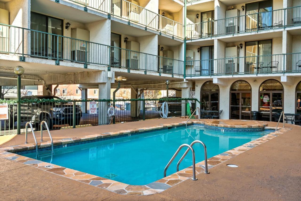 Lovely Condo W/ Indoor Pool *Only Steps To Parkway Gatlinburg Buitenkant foto